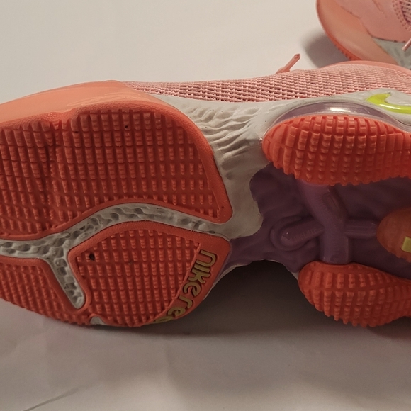 Nike LeBron 19 Low Hawaii - Picture 8 of 9